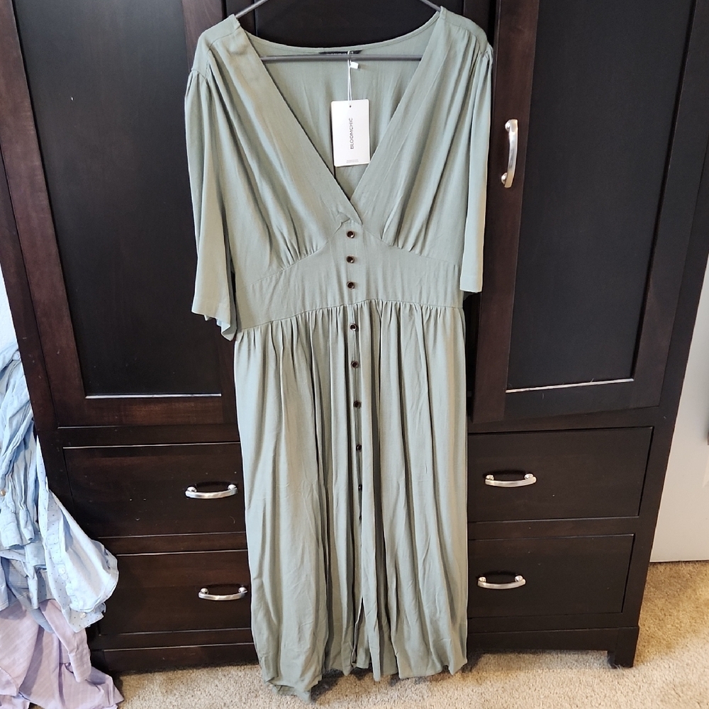 BloomChic Green 3/4 Sleeve V-Neck Maxi Dress